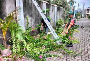 Selalu Ringan Tangan, Wujud Nyata Babinsa Jayengan Membantu Warganya Dalam Kebersihan Lingkungan