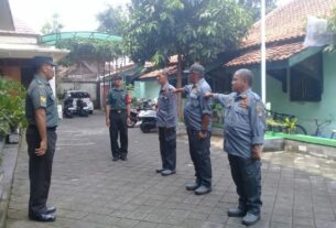 Tingkatkan Kedisiplinan Dan Kekompakan, Babinsa Keprabon Latihkan PBB kepada Anggota Linmas