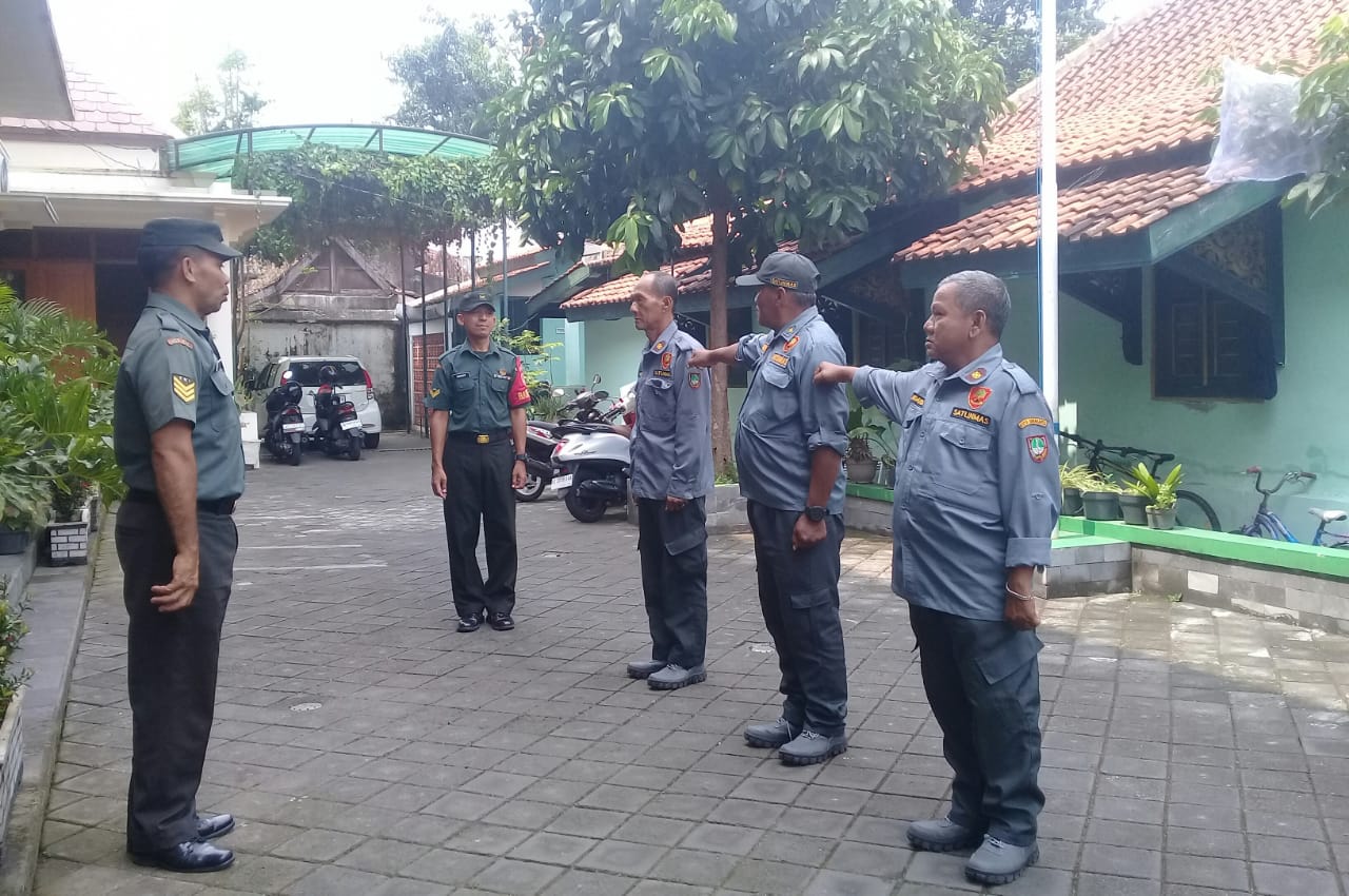Tingkatkan Kedisiplinan Dan Kekompakan, Babinsa Keprabon Latihkan PBB kepada Anggota Linmas