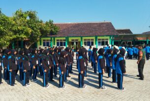Babinsa Memperkenalkan Latihan Baris Berbaris Kepada Generasi Muda