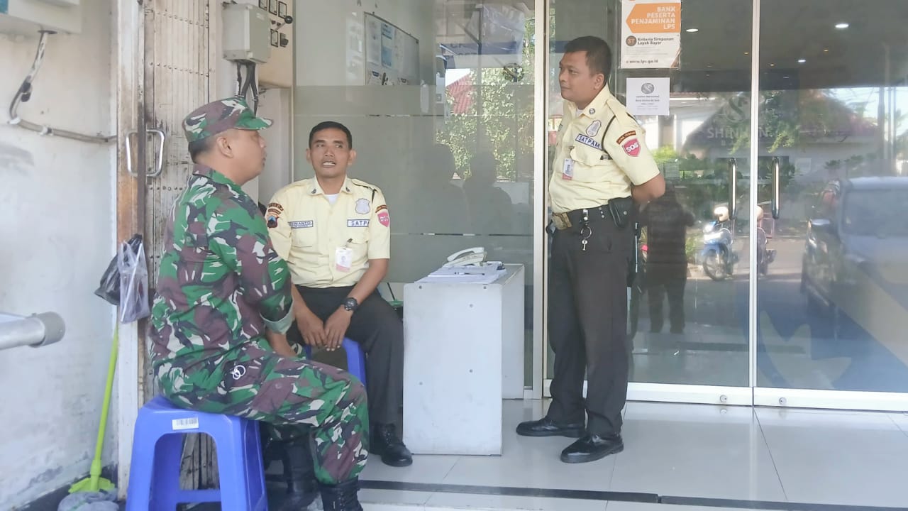 Ciptakan Keamanan Lingkungan, Inilah Selipan Pesan, Babinsa Kratonan Dengan Security Bank Shinhan