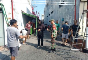 Jelang HUT Kemerdekaan RI ke-79, Babinsa Kepatihan Wetan Kerja Bakti Bersama Masyarakat