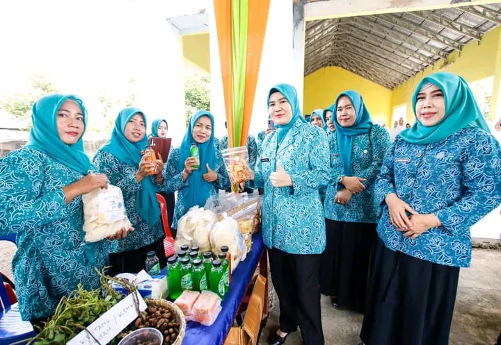 Kunker ke Plakat Tinggi, Pj Ketua TP PKK Triana Sandi Lakukan Pembinaan 10 Program Pokok PKK