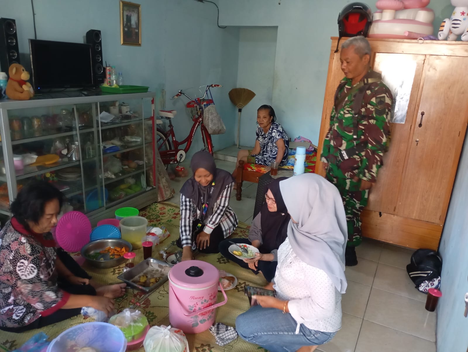 Peduli Stunting, Babinsa Serengan Bersama Ibu-ibu PKK Berikan Bantuan Asupan Gizi Kepada Keluarga Stunting