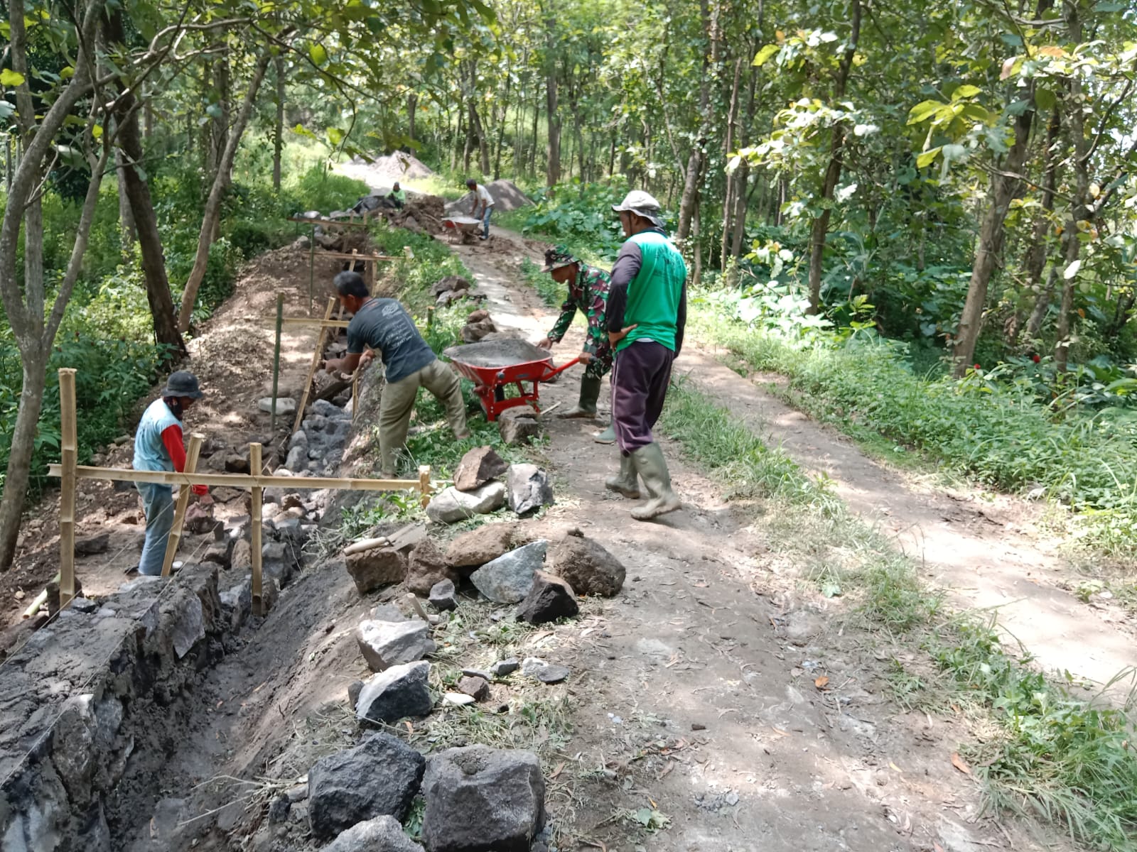 Pembangunan Infrastruktur Desa Gunung Hidupkan Budaya Gotong Royong