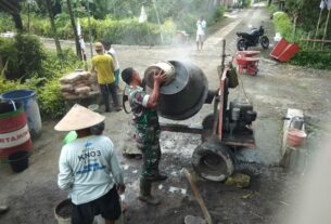 Peran Babinsa Jenalas Dalam Perbaikan Jalan Desa