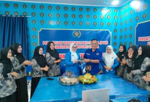 Peringatan HUT ke-63, IKWI Lampura potong tumpeng