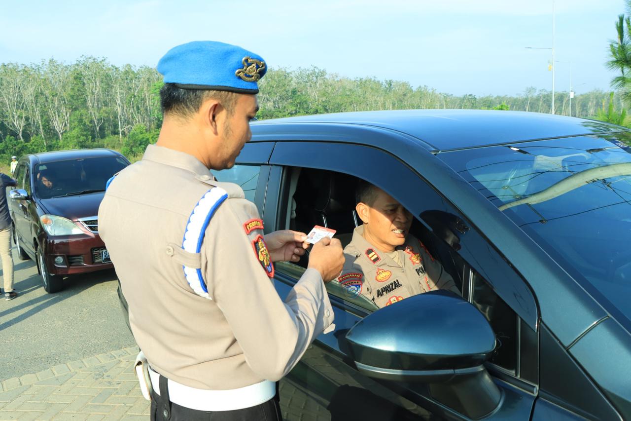 Siepropam Polres Tulang Bawang Barat Periksa Data Diri dan Kendaraan Personel Dalam Rangka Operasi Patuh Krakatau 2024