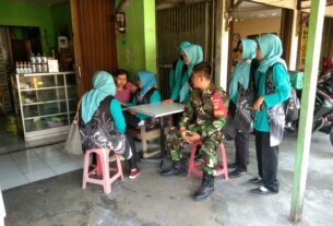 Sukseskan Program KB, Babinsa Banjarsari Bersama Kader Posyandu Dan PPKBD Gugur Gunung di Wilayah Binaan