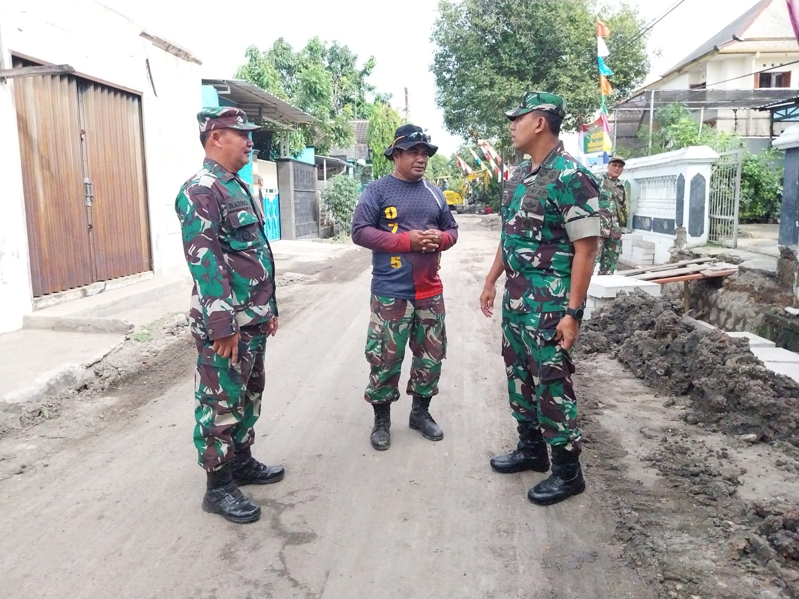 Dandim 0735/Surakarta Tinjau Progres Sasaran Fisik TMMD Sengkuyung III di Kelurahan Joyotakan