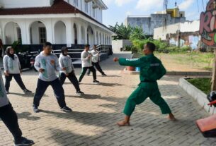 Tingkatkan Kemampuan Fisik Serta Kedisiplinan Linmas, Babinsa Sondakan Latihkan Beladiri Karate