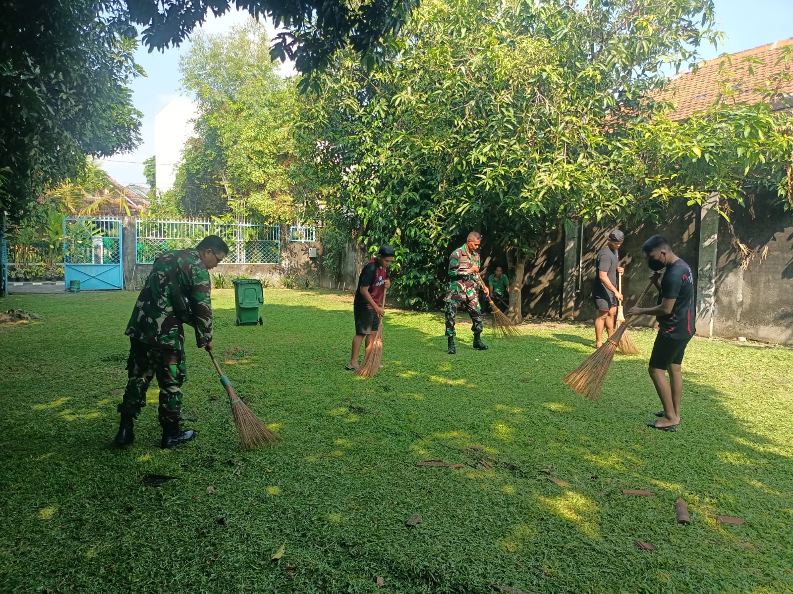 Wujudkan Lingkungan Yang Bersih Dan Rapi Jelang HUT Kemerdekaan RI, Babinsa Sumber Gandeng Warga Gelar Kerja Bakti