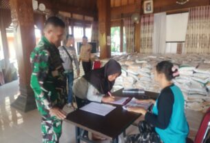 Dampingi Penyaluran Bantuan Beras Dari Pemerintah, Babinsa Sumber Pastikan Bantuan Tepat Sasaran