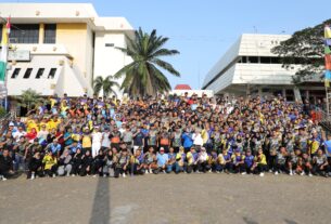 Pj. Gubernur Samsudin dan Ketua Harian KONI Lampung Amalsyah Tarmizi serta Jajaran OPD Pemprov Lampung Melaksanakan Senam Bersama Seluruh Atlet PON Lampung
