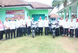 Penjabat Bupati Lampura Serahkan Bantuan Bentor dan Mesin Pemotong Rumput