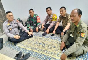 Perkuat Sinergitas, Babinsa Bersama Kapolsek Dan Bhabinkamtibmas Pasar Kliwon Ngobrol Santai Bareng Masyarakat