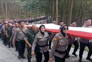 Sambut Hari Kemerdekaan RI, TNI-Polri di Bandar Lampung Menggelar Kirab Bendera 79 Meter