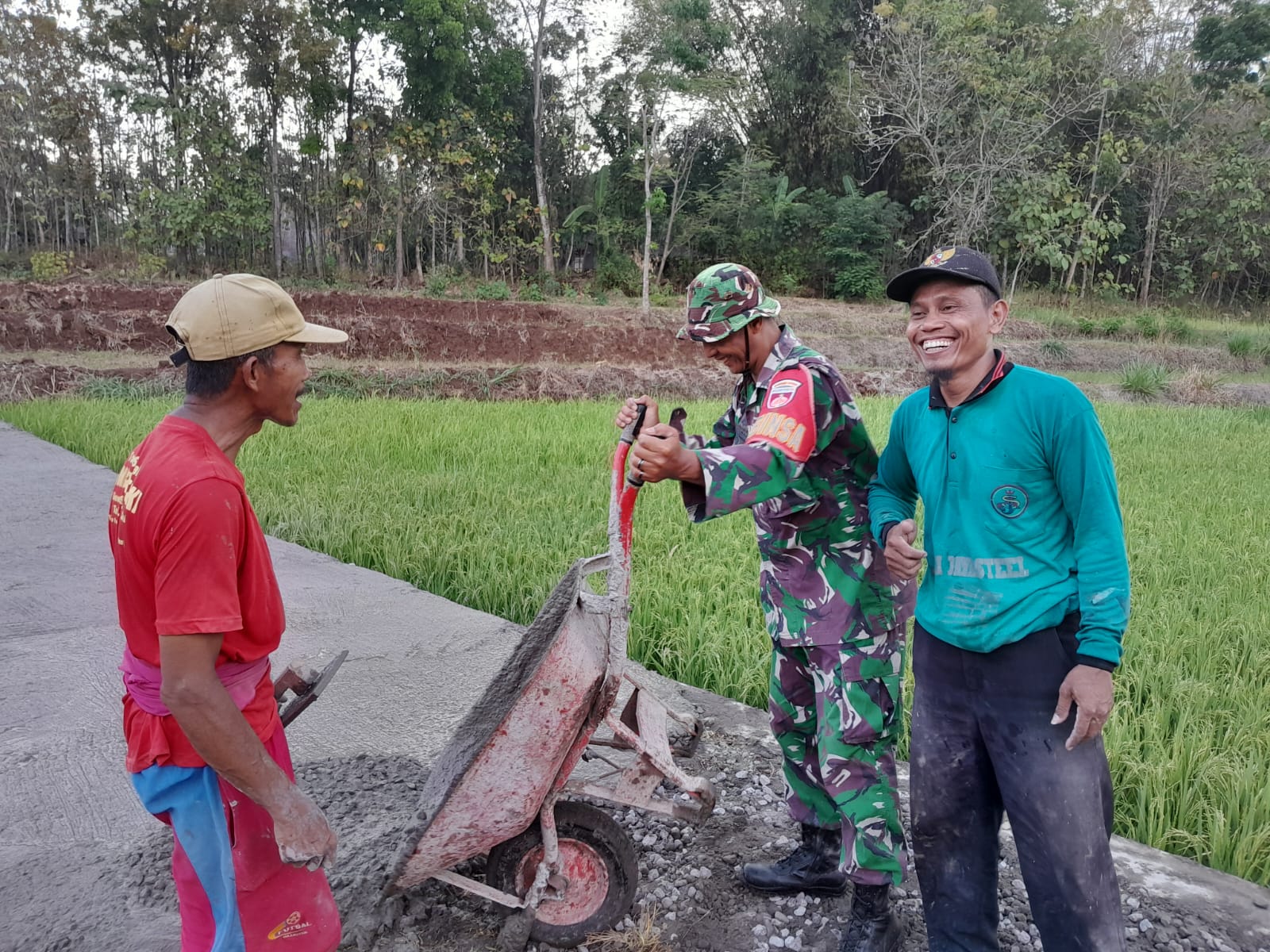 Babinsa Bergotong Royong Bersama Warga, Pengerasan Jalan di Desa Tegaldowo Segera Rampung