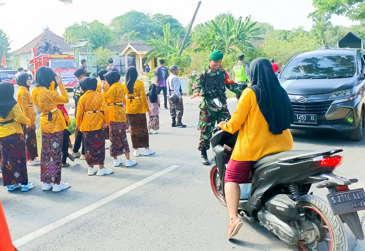 Babinsa Jamberejo Koramil Kedungadem Bojonegoro berikan Pengamanan Jalan Sehat
