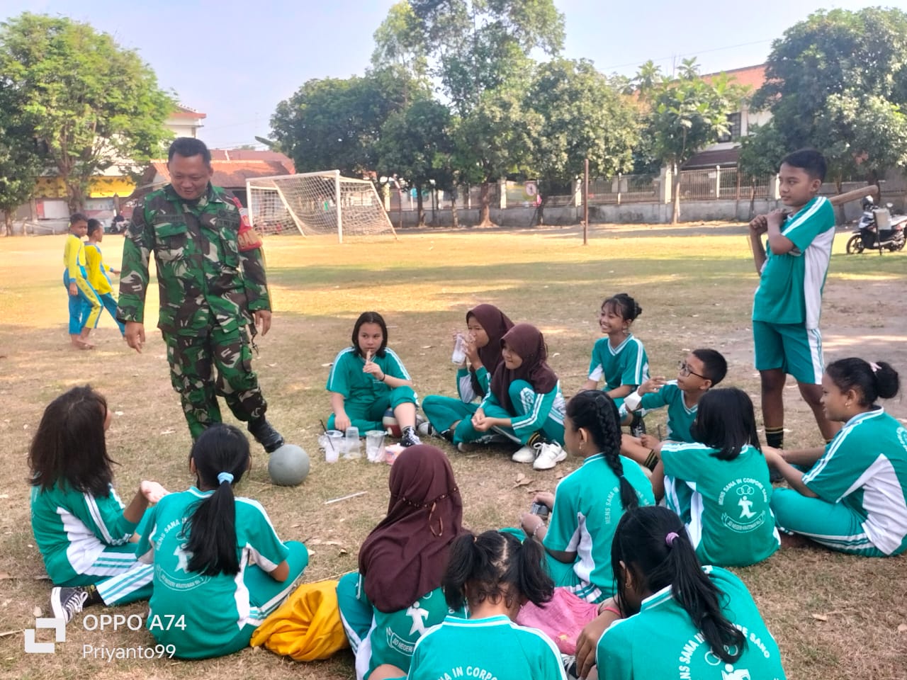 Babinsa Jayengan Berikan Motivasi Rajin Belajar Dan Cegah Kenakalan Kepada Siswa Siswi Sekolah