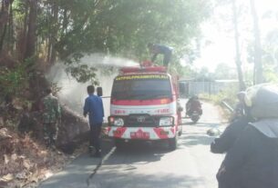 Babinsa Klego Sigap Bantu Damkar Padamkan Kebakaran Lahan Di Desa Tanjung
