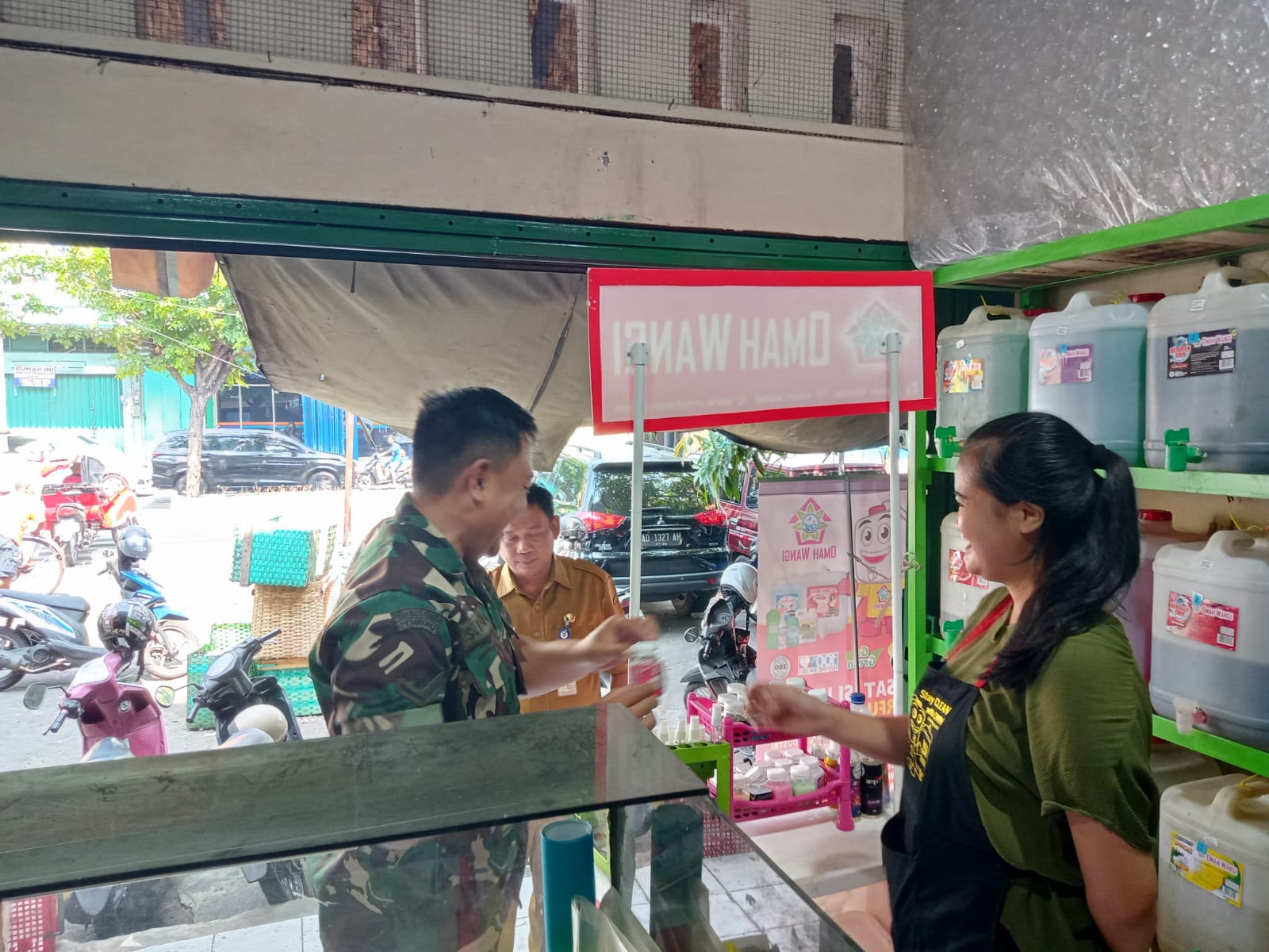 Babinsa Sambangi Para Penjual Di Pasar Tradisional