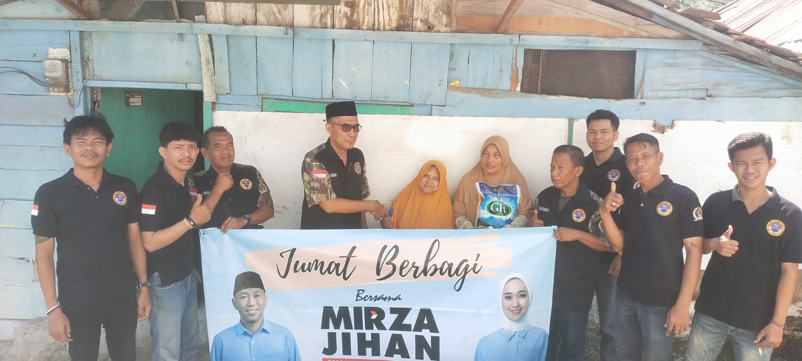 Brigade 5822 Chakra Trisula Sakti Bersama Tim Mirza-Jihan Gelar Jumat Berbagi