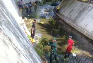 Cegah Banjir Saat Musim Hujan Tiba, Babinsa Ketelan Bersama Tim Saberling Dan Staf Kelurahan Gotong Royong Bersihkan kali Pepe