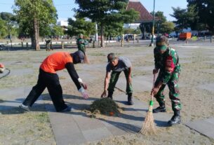 Gunakan Sapu Lidi, Babinsa Keprabon Bersama Abdi Dalem Bersihkan Lapangan Pamedan Puro Mangkunegaran