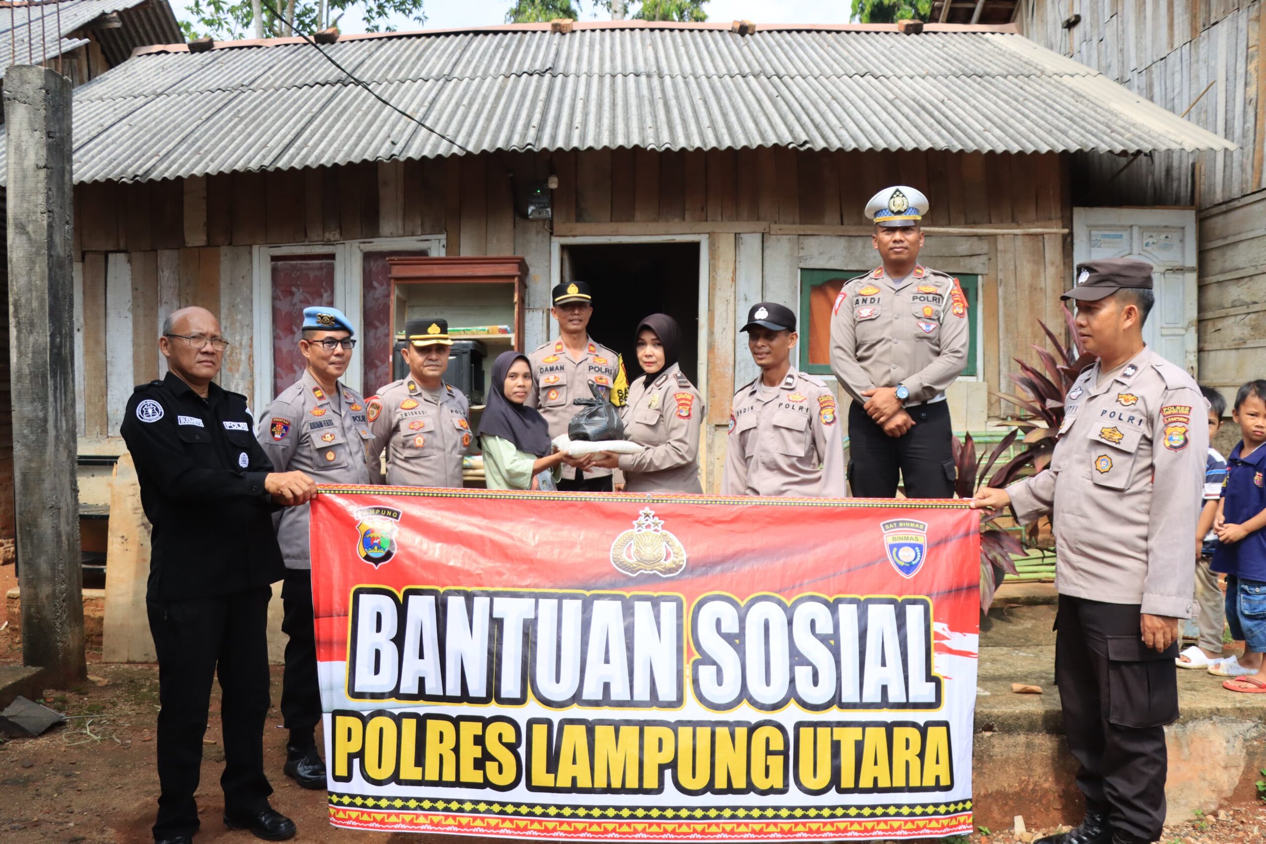 Jumat Berkah, Polres Lampung Utara Bagikan Sembako Kepada Warga Kelapa Tujuh