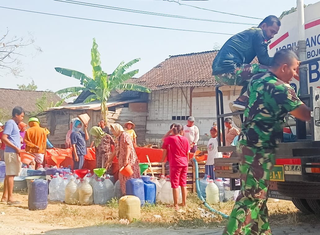 Kodim 0813 Bojonegoro Droping Air Bersih ke Warga Desa Sendangharjo Ngasem
