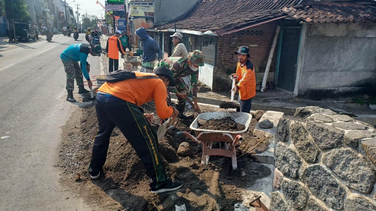 Bahu-Membahu Koramil 04/Jebres Bersama Relawan Dan Warga Selesaikan Sasaran Fisik KBD Tahap VI