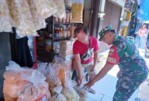 Pantau Harga Sembako, Babinsa Danukusuman Datangi Pasar Harjodaksino