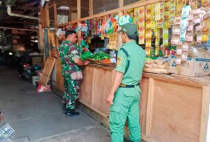 Pastikan Stabilitas Harga Dan Ketersedian Sembako, Babinsa Sambangi Pasar Penumping
