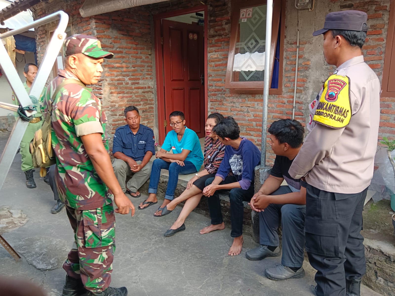 Pelihara Kondusifitas Dan Keamanan Wilayah, Babinsa Bersama Bhabinkamtibmas Lakukan Patroli Siang