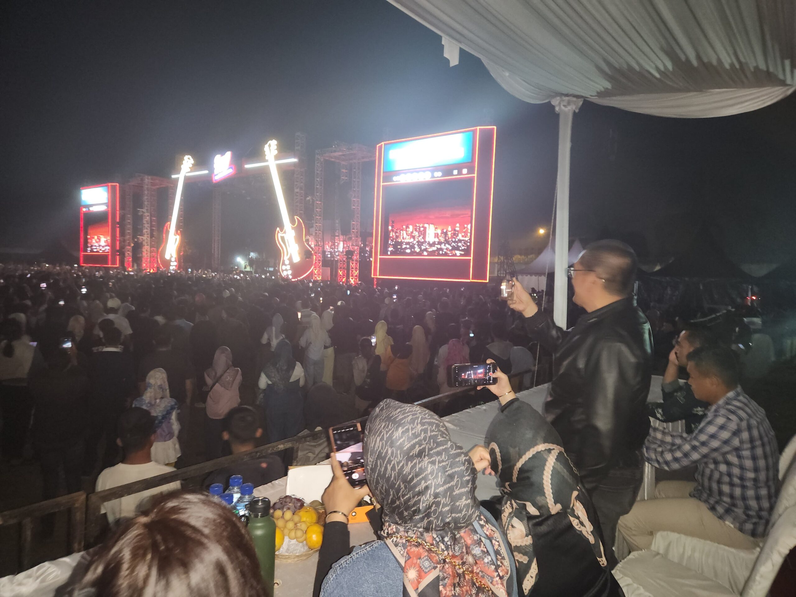 Ribuan masyarakat di Lampura nonton konser Iwan Fals, Pj Bupati Apresiasi