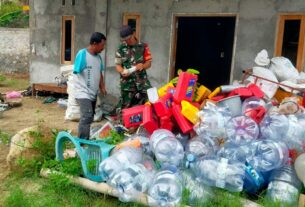 Sambangi Pemulung Dan Pengepul Barang Bekas, Babinsa Mojosongo Himbau Kebersihan Lingkungan