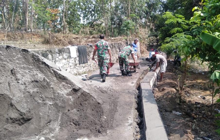 Babinsa Gotong Royong Bangun Jalan untuk Kemudahan Akses Warga
