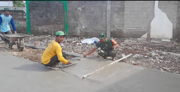 Babinsa Karanggeneng Gotong Royong Bersama Warga Perbaiki Jalan