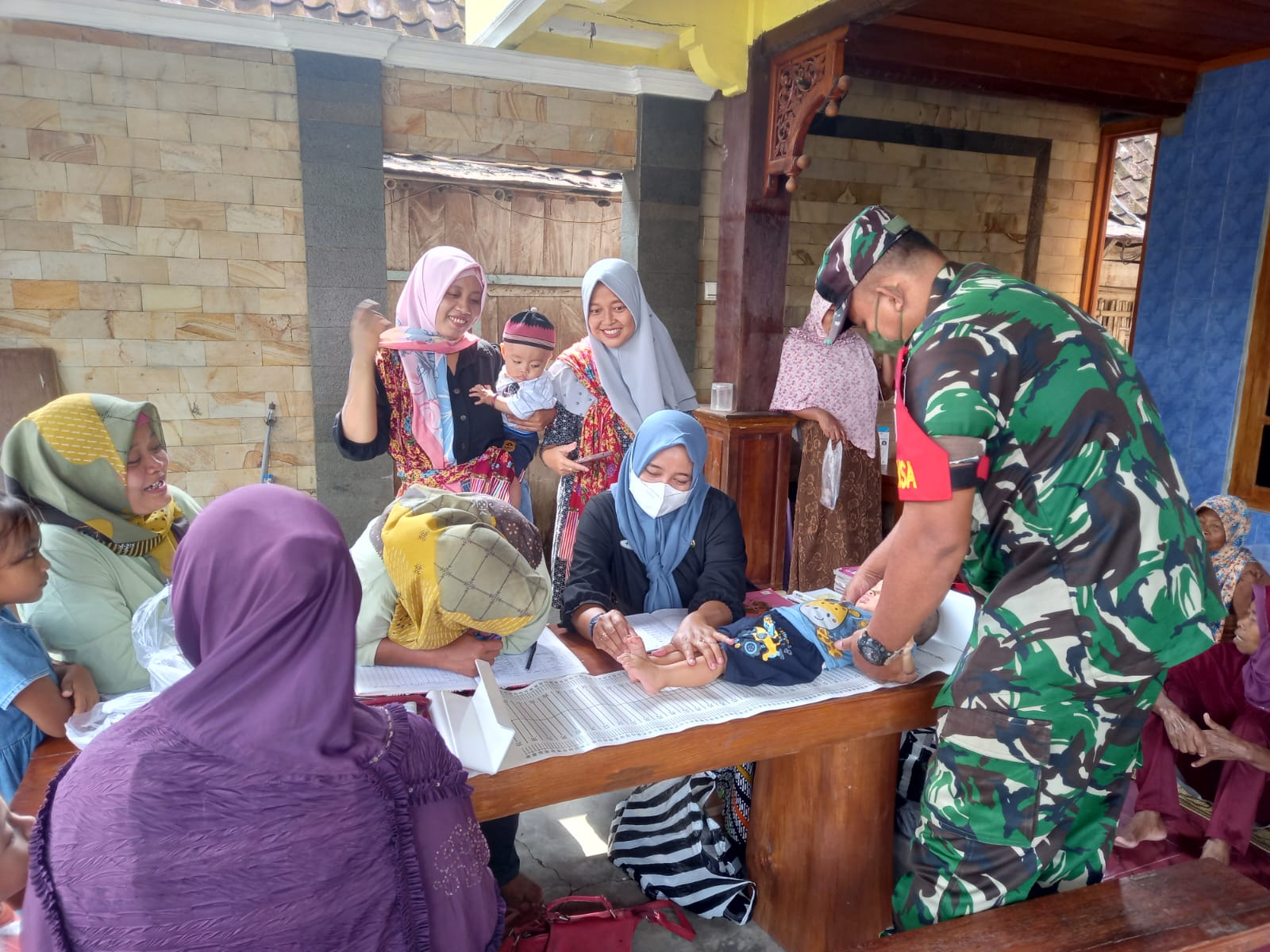 Babinsa Sambi Aktif Sukseskan Program Posyandu Di Wilayahnya