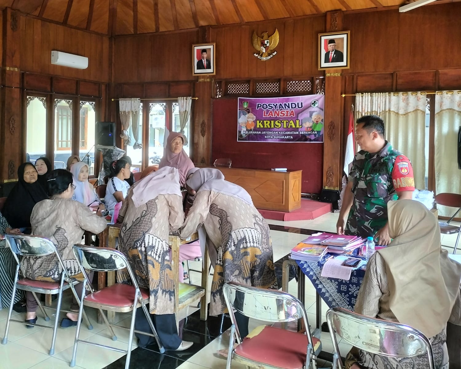 Bukti Nyata Peran Serta Babinsa Jayengan Bantu Posyandu Lansia di Wilayah