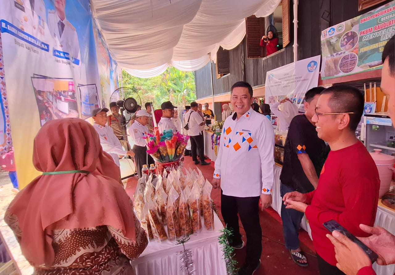 Kepala Dinas Pendidikan dan Kebudayaan meninjau stand pameran