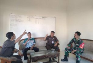 Sembari Ngobrol Santai Dengan Security, Babinsa Pucangsawit Sisipkan Pesan Jaga Kamtibmas