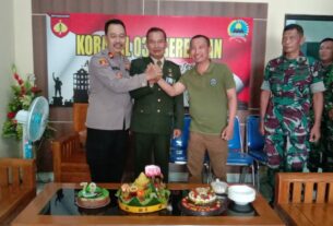 Ucapkan Selamat HUT Ke - 79 TNI Kapolsek dan Camat Serengan Datangi Koramil 03/Serengan.