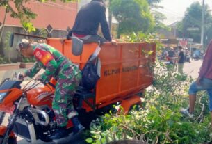 Babinsa Purwodiningratan Turun Tangan, Kerja Bakti Pemangkasan Pohon Wujudkan Lingkungan Bersih Dan Nyaman