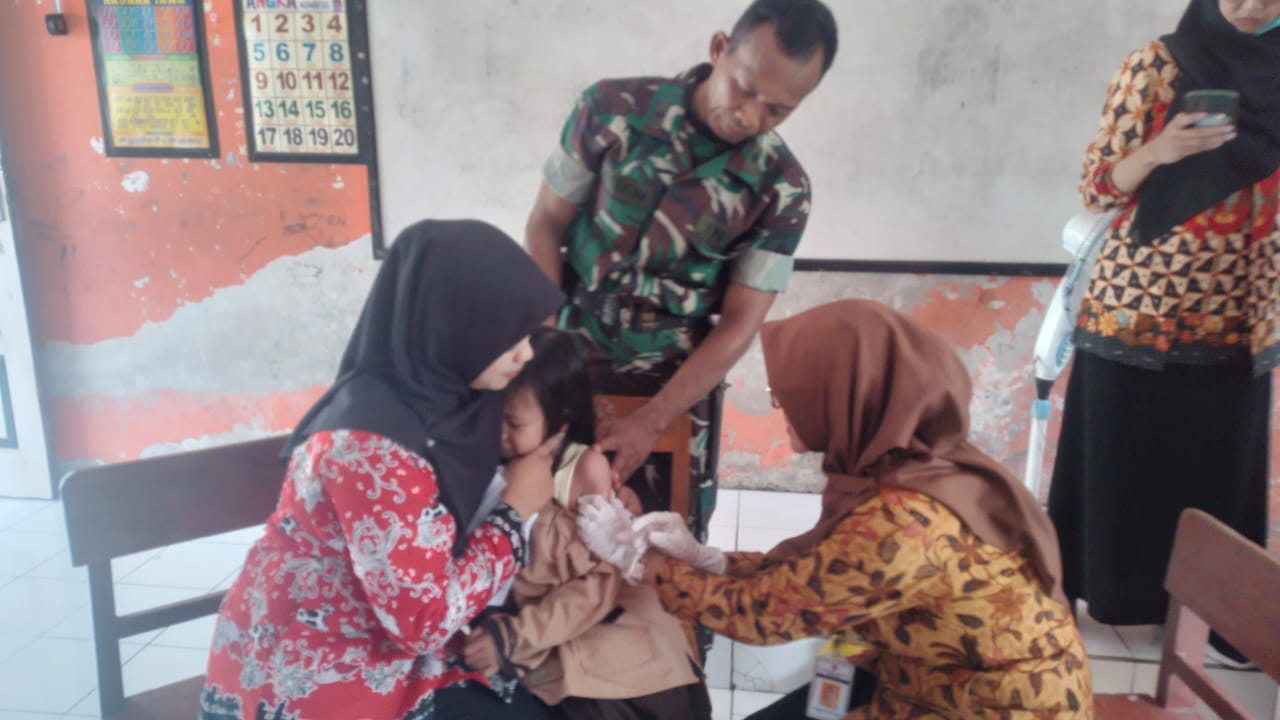 Babinsa Repaking Dukung Pelaksanaan Imunisasi Anak Sekolah