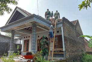 Babinsa Simo Turut Perbaiki Atap Warga Yang Rusak