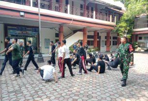 Bentuk Generasi Hebat Dan Tangguh, Danramil 01/Laweyan Berikan Pembekalan Wasbang Siswa SMKN 5 Surakarta