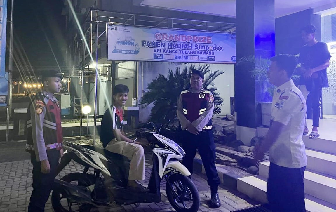 Gelar Patroli Kota Presisi di Dua Lokasi Berbeda, Samapta Polres Tulang Bawang Sosialisasi Layanan Call Center Gratis