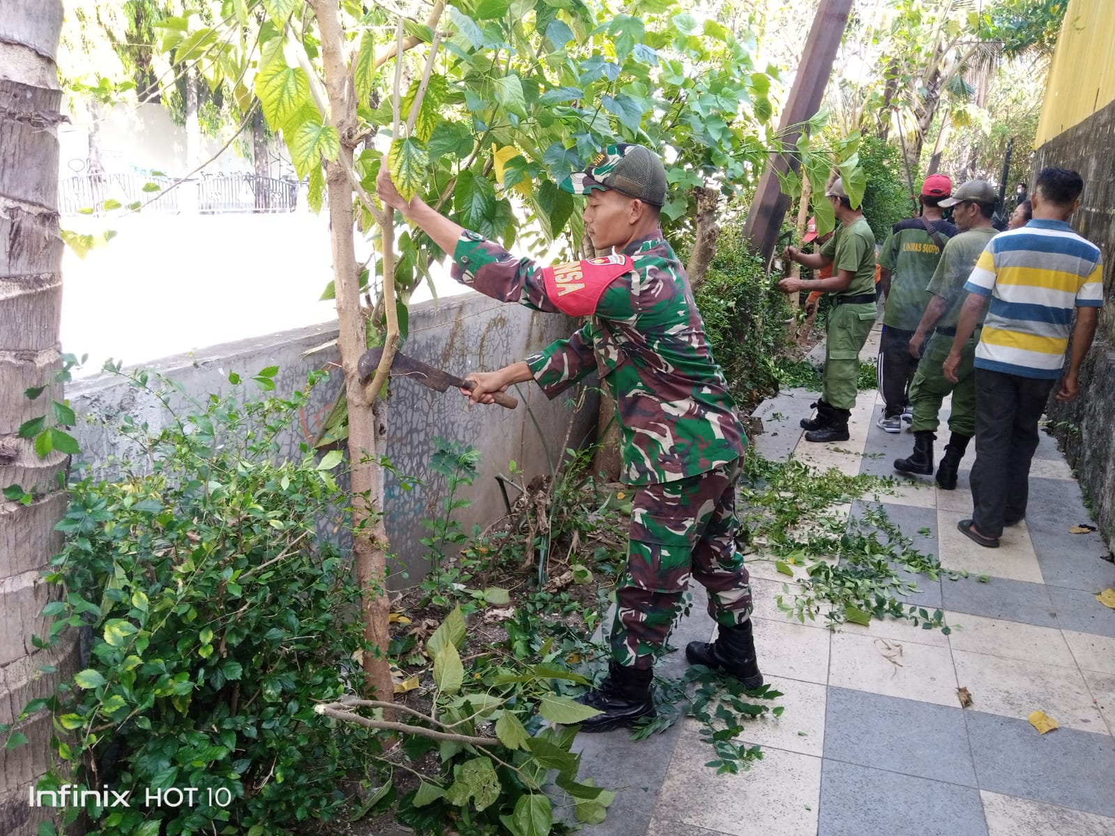 Langkah Preventif Jelang Musim Hujan, Babinsa Sudiroprajan Motori Pelaksanaan Pembersihan Lingkungan